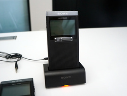 ソニー、ポータブルラジオ2機種。コンセント/電池両駆動機と名刺サイズ