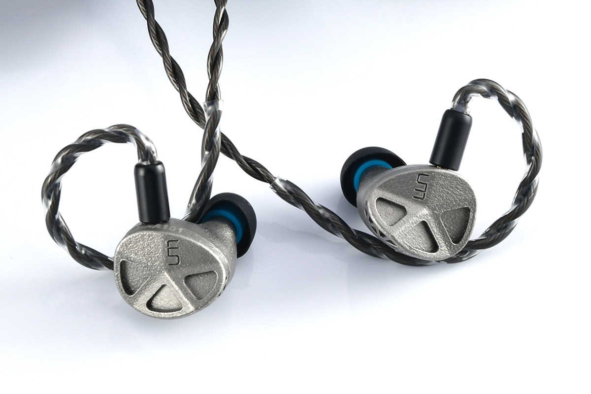 Unique Melody、チタン筐体の2DD＋4BAハイブリッドイヤホン「UM