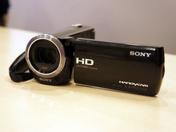 ソニー、PJ搭載のエントリーモデルなど“ハンディカム”3機種 (1/2