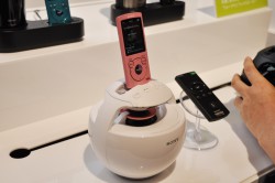 ソニー、Bluetoothモデルなど球形のコンパクトなWalkman対応スピーカー