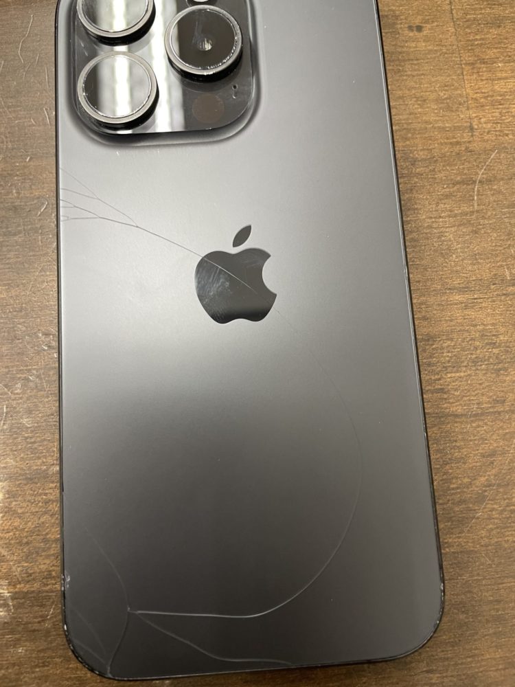 iPhone 15Pro 128GB ブラックチタニウム 背面割れ 83% 背面割れあり