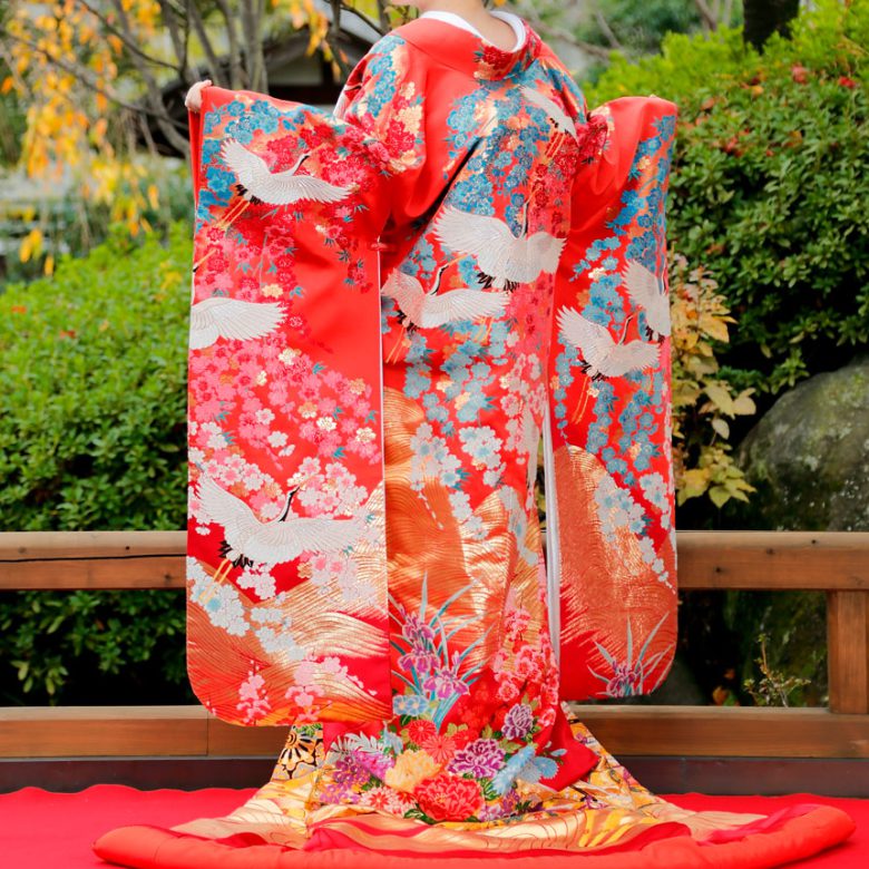 色打掛の刺繍・柄には新旧違いもある？ | PWFフォトウェディング制作所