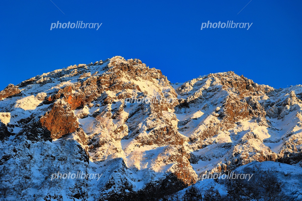 冠雪の八ヶ岳連峰の赤岳 写真素材 [7446062] - フォトライブラリー