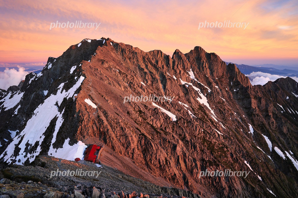 夕焼けの北アルプスの奥穂高岳とジャンダルム 写真素材 [7434565