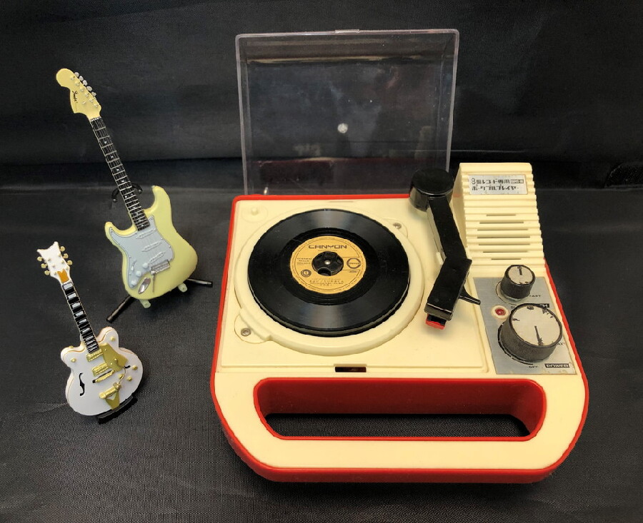 昔懐かしいレコード付き! 8盤レコード専用ポータブルプレーヤー入荷