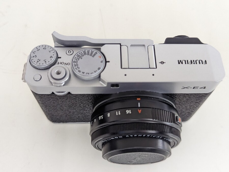 人気のミラーレスカメラ「富士フィルム X-E4」を買取させていただき
