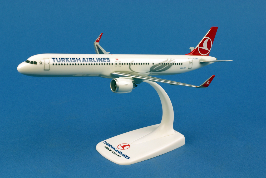 Turkish Airlines Airbus A321neo TC-LSA - Pilot's station airfield