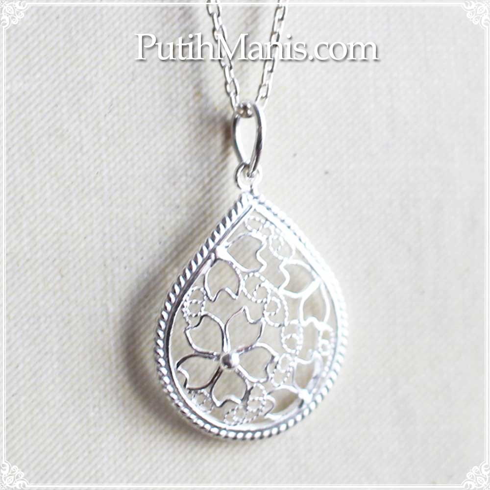 桜の文様を銀線細工の透かしで入れたしずく型のペンダントトップ