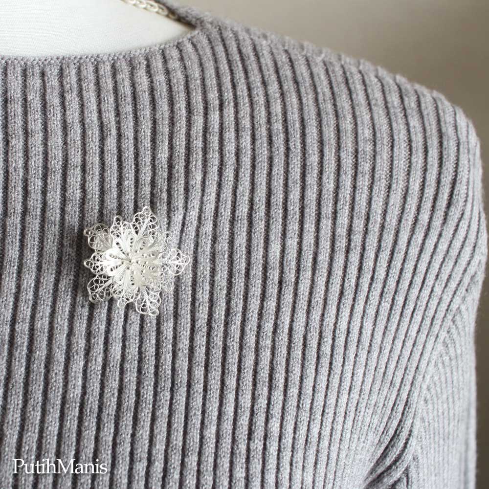 クレマチスのお花・銀線細工の透かしの花びらが美しいブローチ