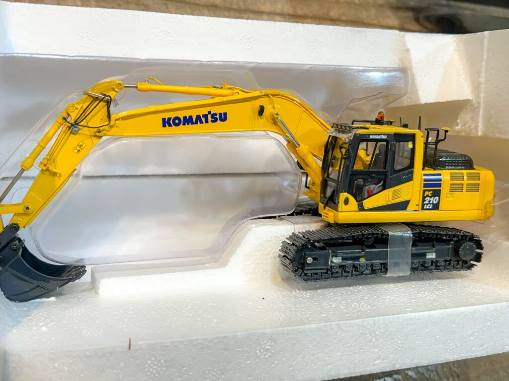激安大特価，高品質 NZG ケンクラフト 1⁄50 KOMATSU コマツ PC200-8
