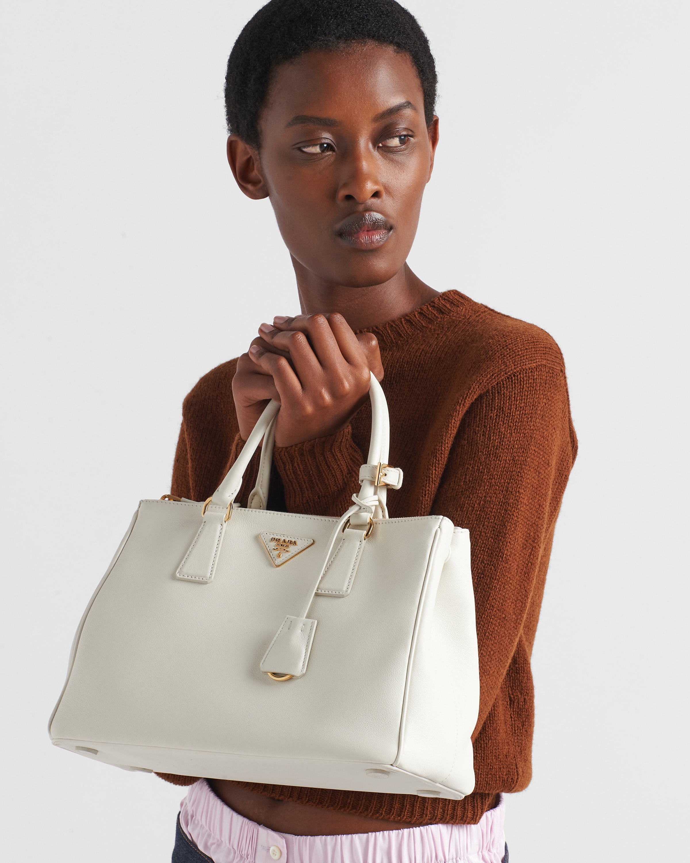 ホワイト プラダ ガレリア ラージ ソフトグレインレザー バッグ | PRADA