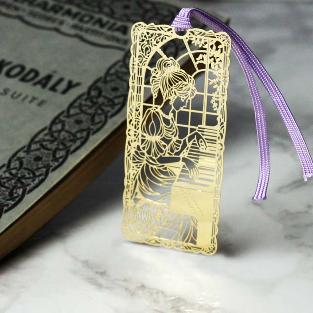 純金メッキ栞 《ピアノを奏でる少女》 194036 音楽雑貨・アクセサリー