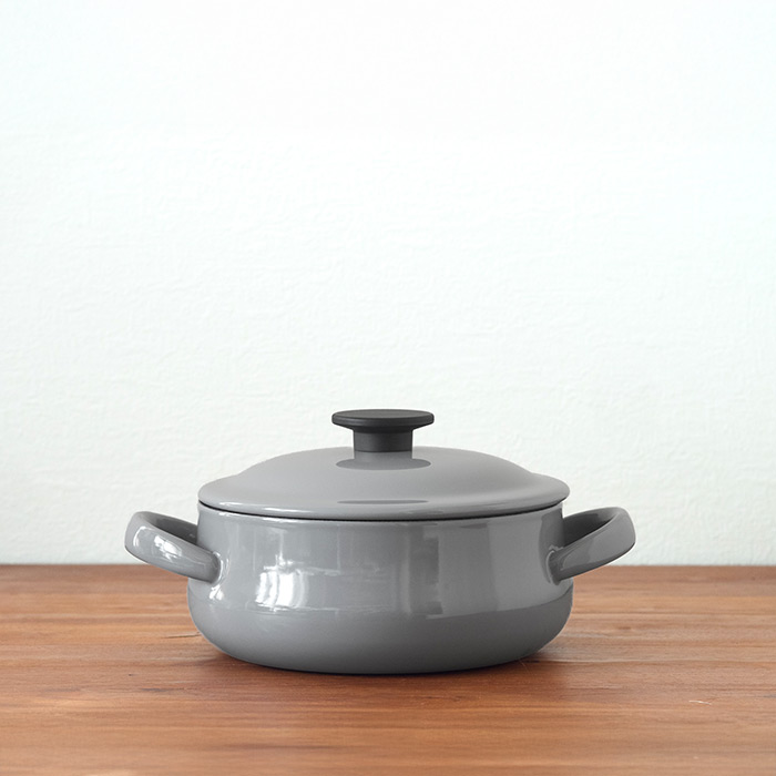 ストウブ ピコココット ラウンド 22cm グレー / staub | 食器と料理