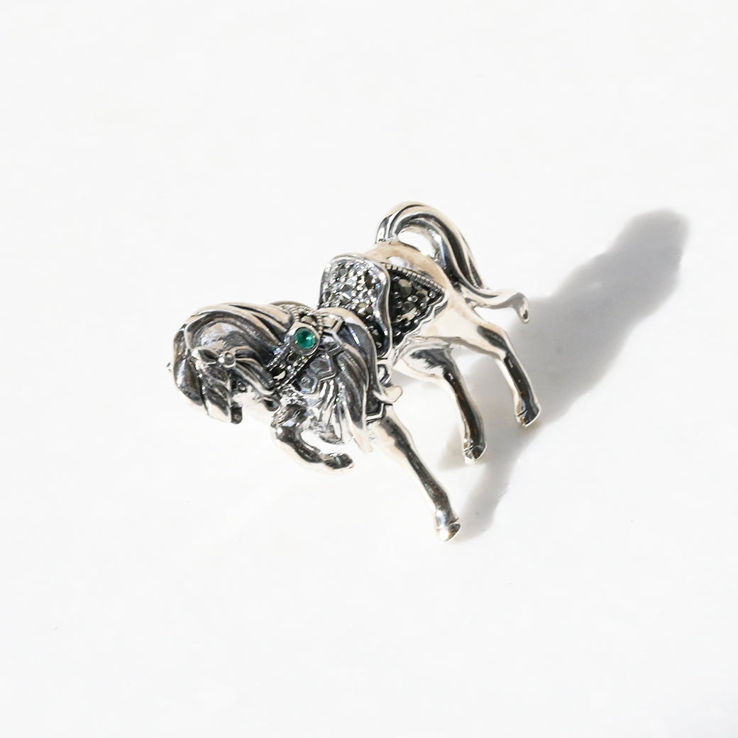 SV エメラルド クイーンズポニー ピンブローチ – 碌山ショップ