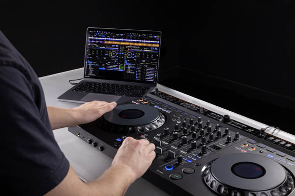 Review of the AlphaTheta DDJ-GRV6