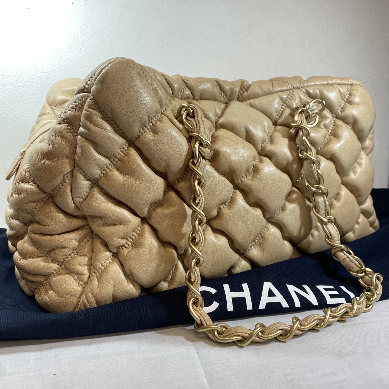 シャネル】 CHANEL バブルキルト チェーンショルダーバッグ ベージュ