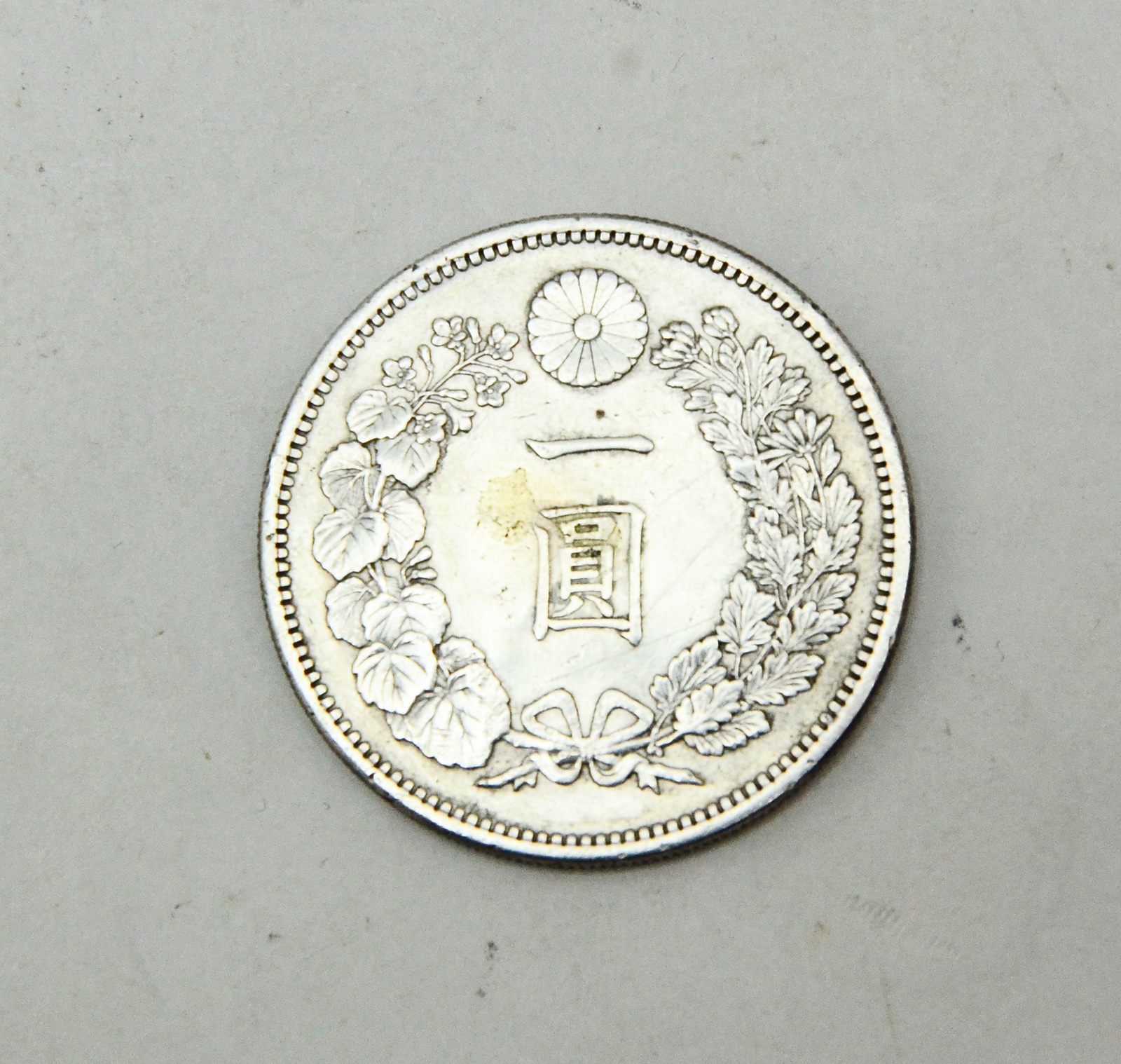 明治12年 新1円銀貨 大型 26.8g 38.7mm 銀900 修正跡あり 買取 しま