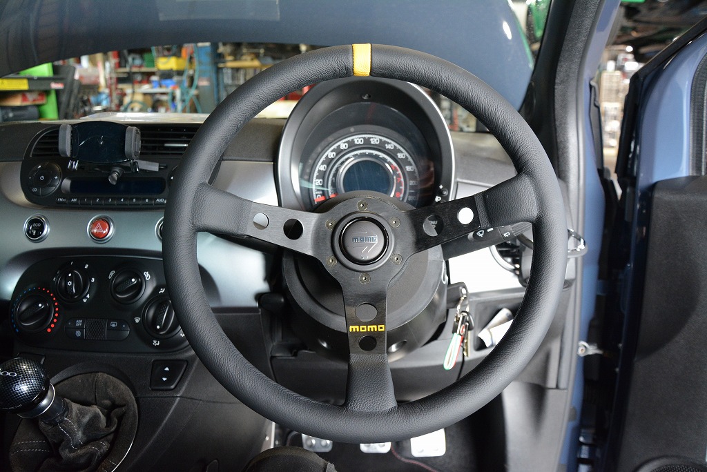 フィアット500 ステアリングの交換momo M41 フィアット500ハンドル交換
