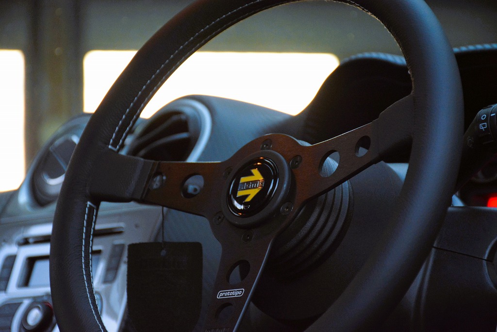 アルファ・ミトのステアリングホイール交換momo prototipo | RED POINT