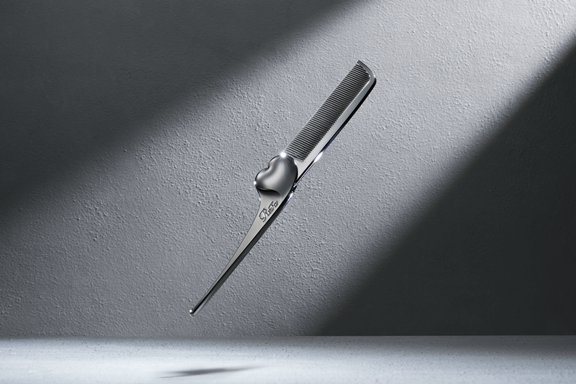 クールにツヤめく。印象メイクコーム。「ReFa HEART COMB Aira CHROME