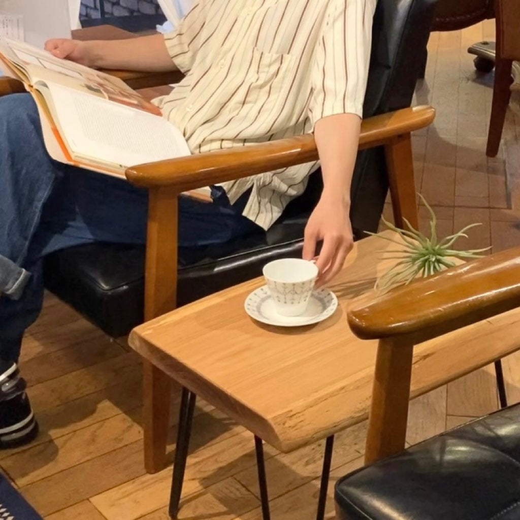 不要になった古いニレ無垢材のベンチから作った サイドテーブル