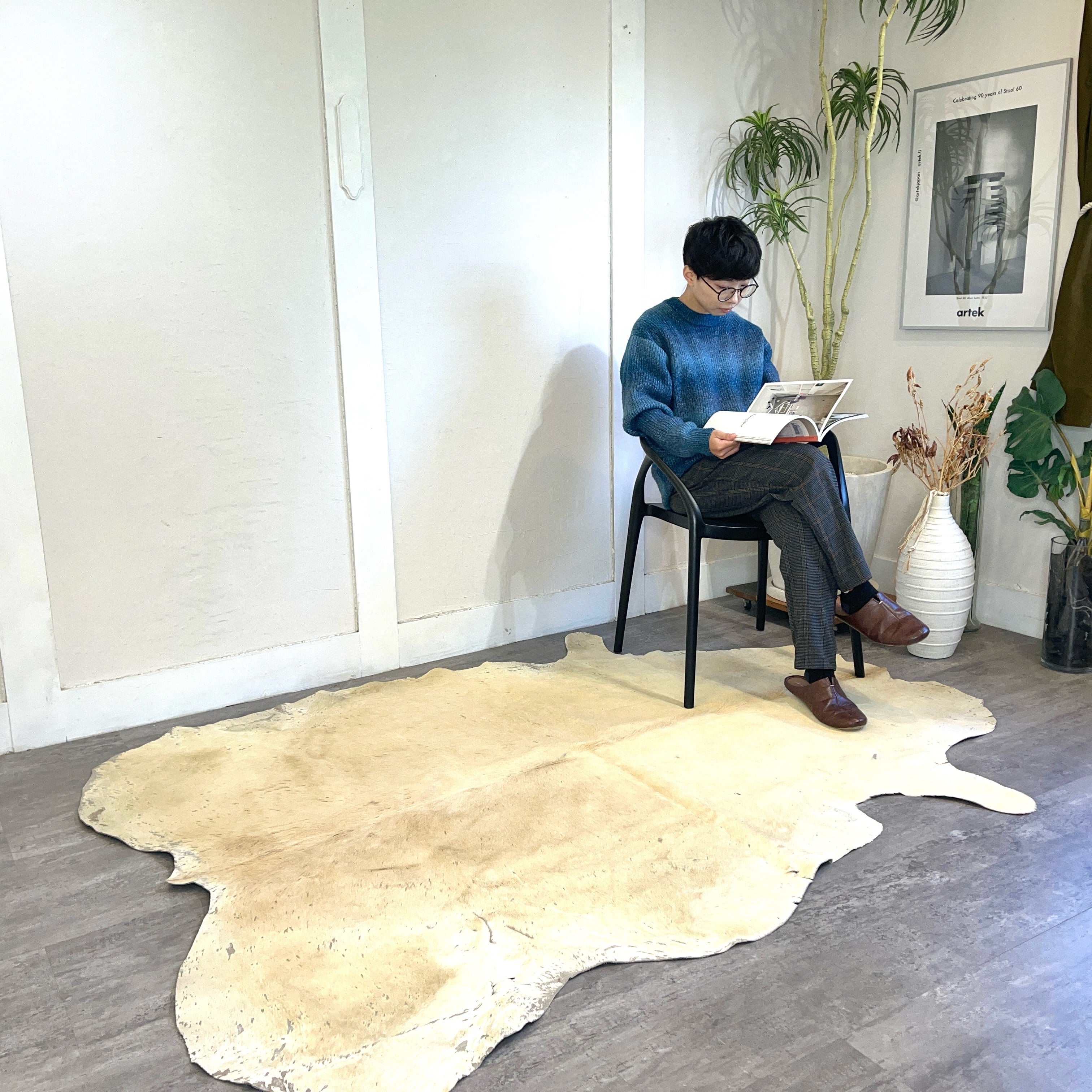 カウレザーラグ ホワイト 敷物 中古 白 ベージュ 高級感 カッコいい 本革