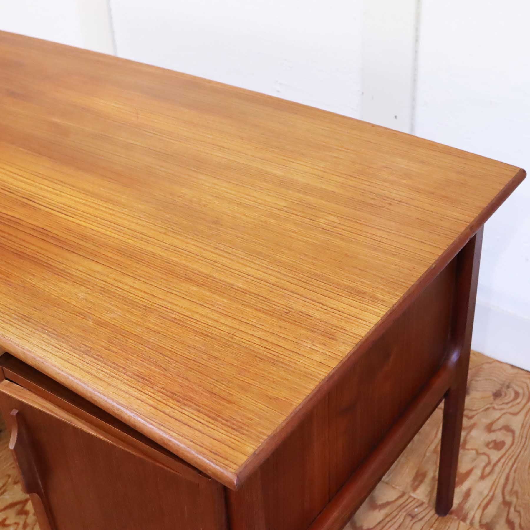 デンマーク製両袖デスク チーク材 ヴィンテージ 書斎机 収納棚付き