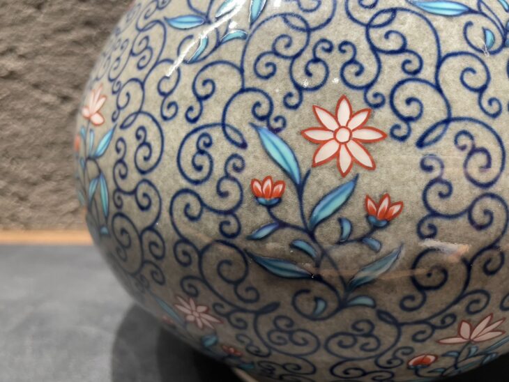 十三代 今泉今右衛門『色鍋島薄墨草花更紗文 花瓶』 ｜骨董品買取 緑和堂