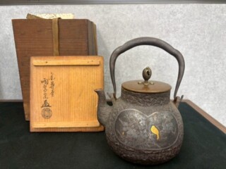 金寿堂 雨宮宗 『金銀象嵌鉄瓶』 買取価格相場｜骨董品買取 緑和堂