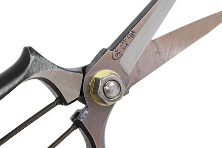 株式会社イトー 匠の集い 吉岡刃物製作所 鋏正宗 両刃芽切鋏持った