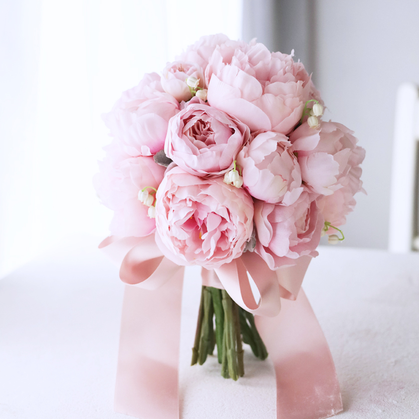 完成品ブーケ】柔らかピンク芍薬とスズランのクラッチブーケ