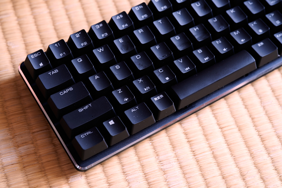 小さいけど打ちやすい! 税別5,180円の小型メカニカルキーボードを試し