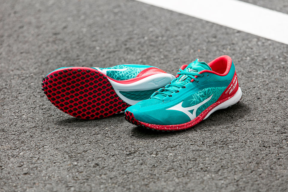 ミズノ、短距離走スパイクの技術を活かした長距離ランニングシューズ