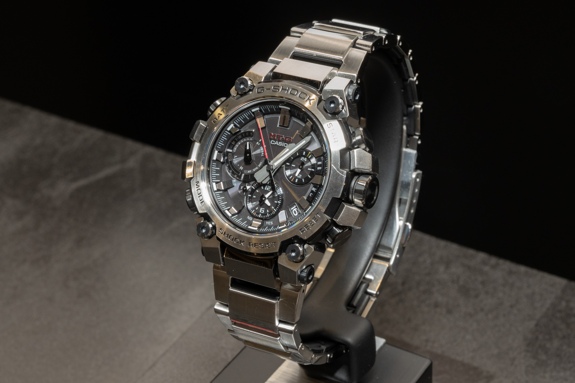 G-SHOCK 薄型化したMT-G「B3000」に新色、シルバー×ブラック - Impress