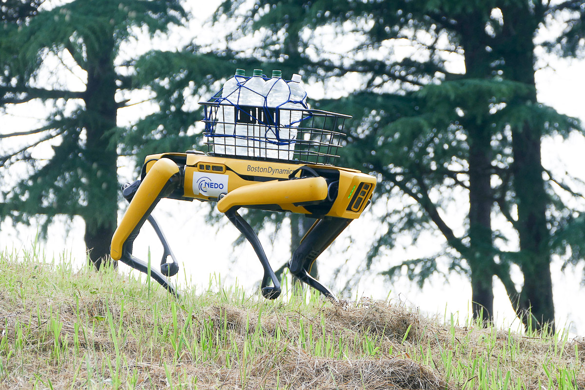 四足歩行ロボ「Spot」斜面を登る。スマート林業に投入 - Impress Watch