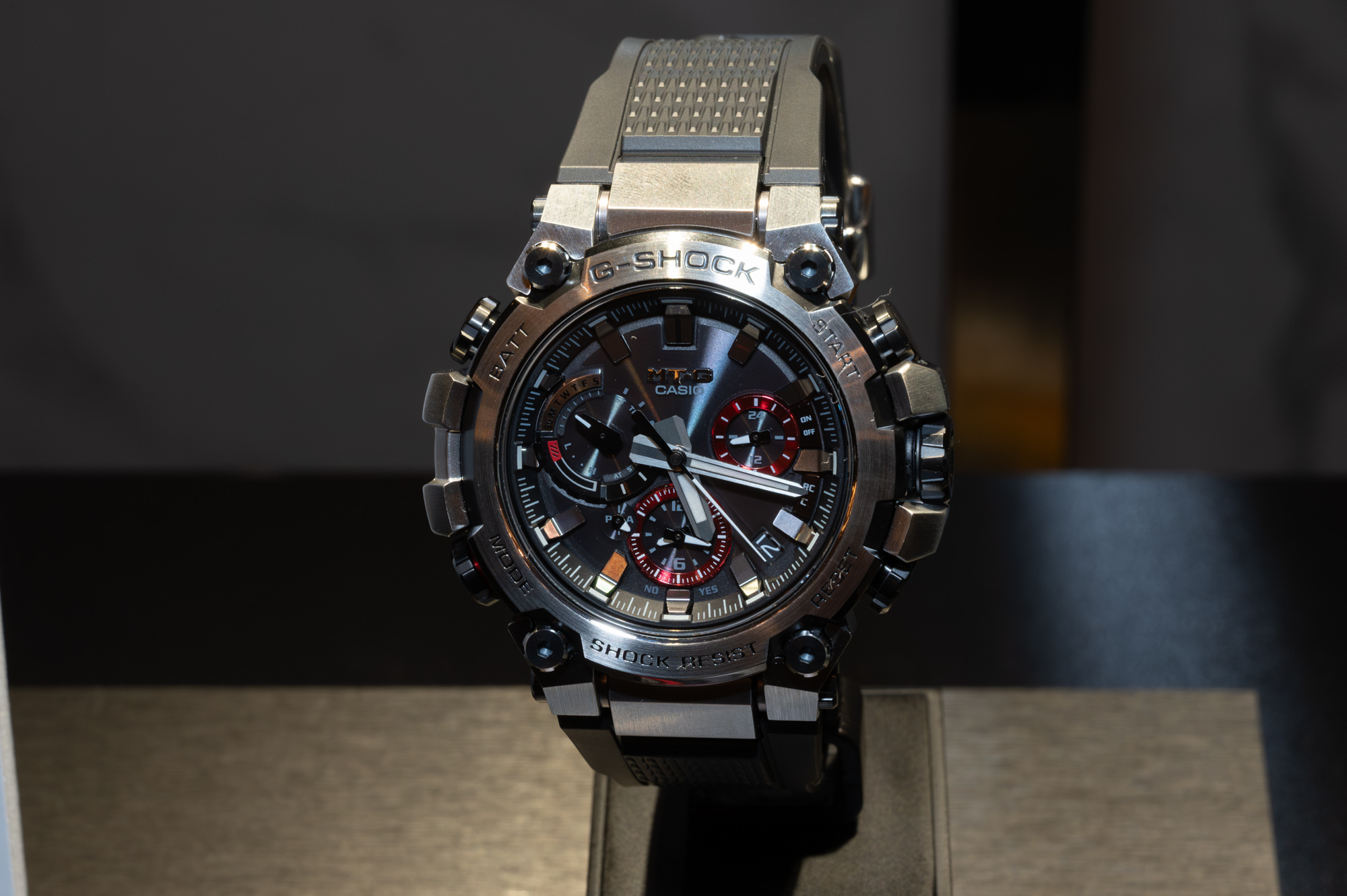 G-SHOCK MTG-B3000 ウレタンバンド採用でシルバー・ブラックの