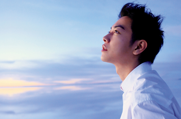 俳優デビュー10周年を迎えた佐藤健の写真集＋DVDブック『X（ten）』大