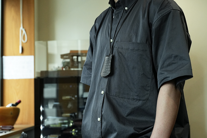 クロコダイルで包み込むキークロシェット | WILDSWANS(ワイルド