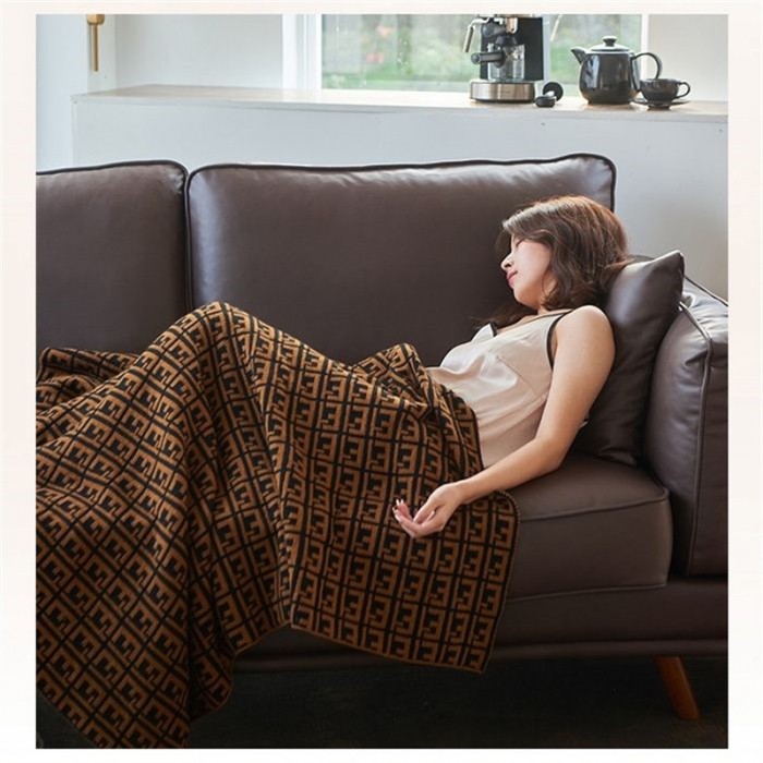 Fendi フェンディ 車用 ソファー掛けカバー 柔らかいシングルブランド