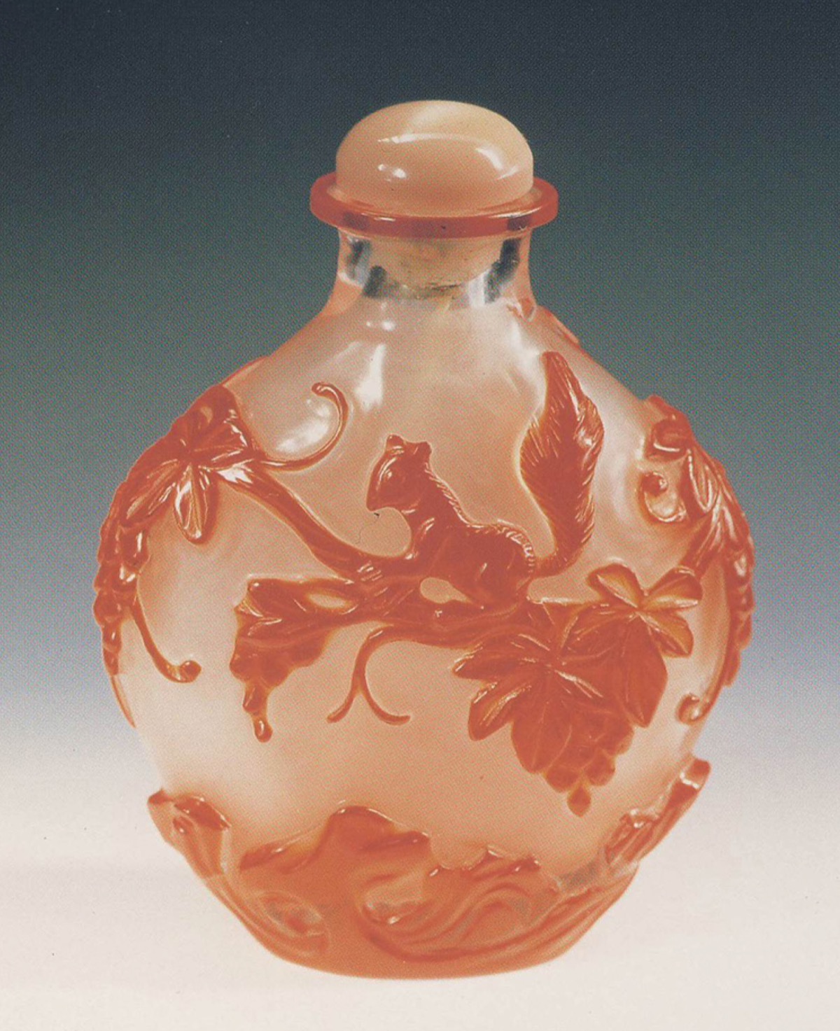 町田市立博物館より43 鼻煙壺（びえんこ）の「裏側」 学芸員 山口 佳美