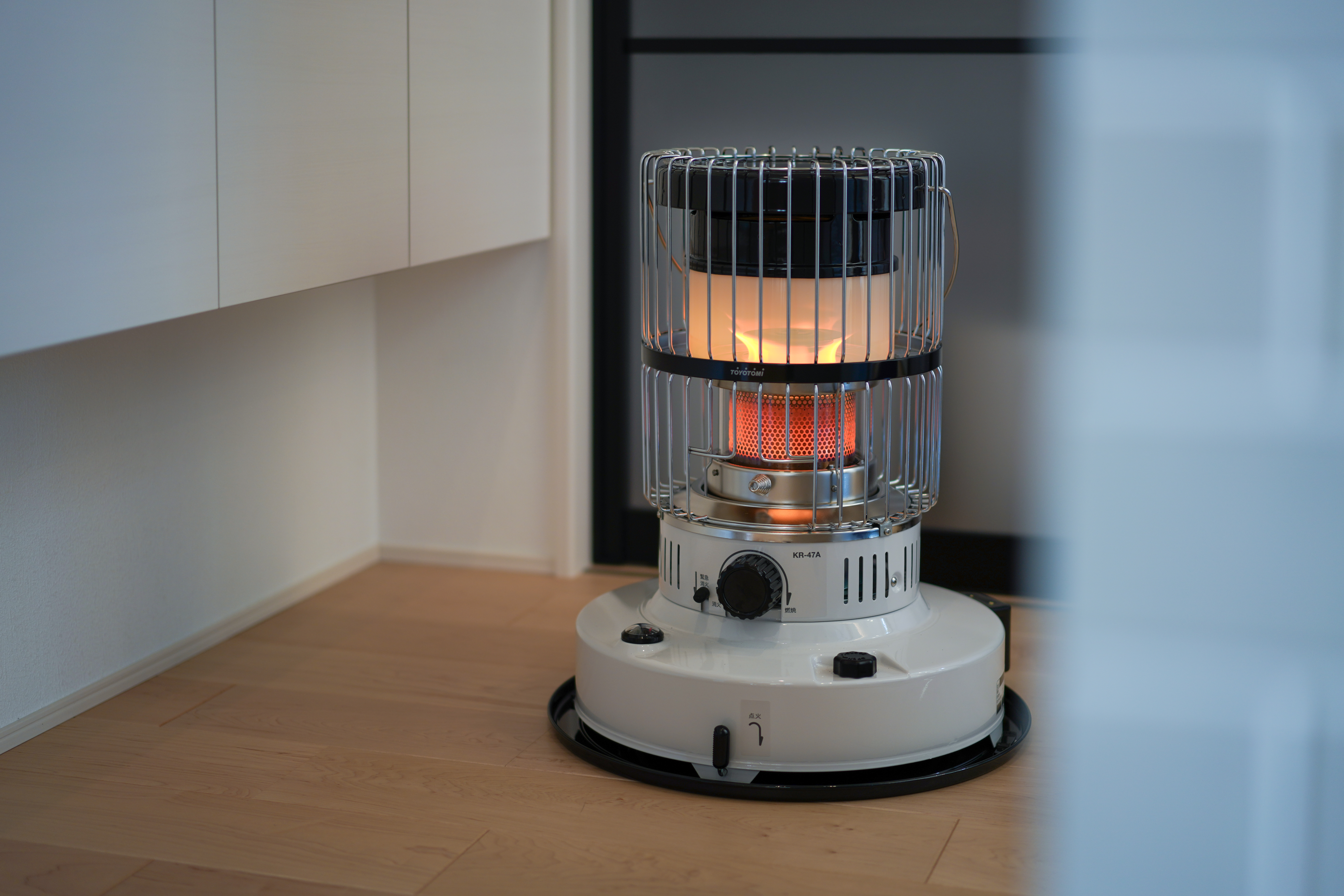 色のコントラストがインテリアに映える！対流形「KR-47A」・石油ファン