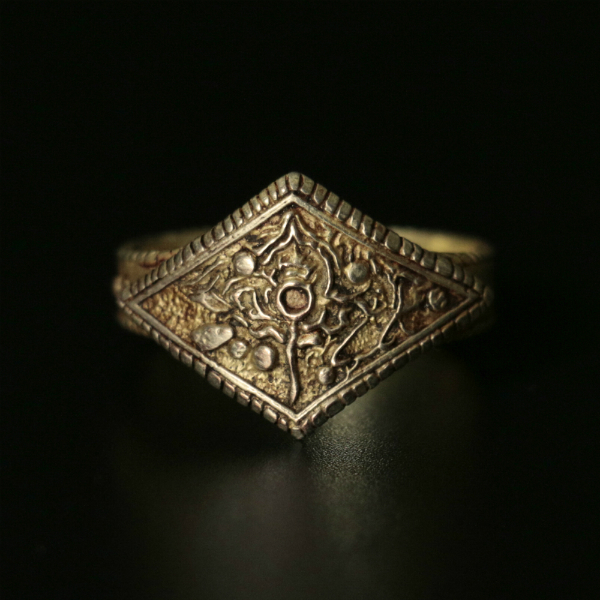 寵愛の指輪 | TORCH TORCH