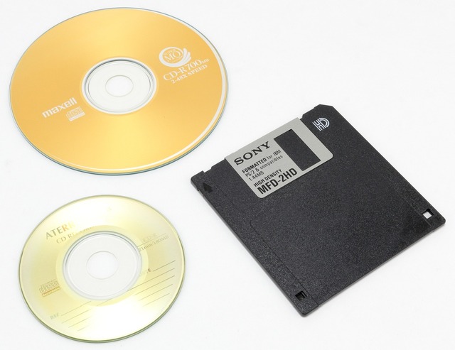 標準の約1.6倍、容量300MBの特殊な「高密度8センチCD-R」（容量300MB