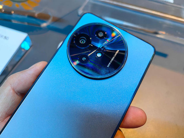 CES 2024から世界の最新スマホを一挙紹介。格安折り畳みや紙風