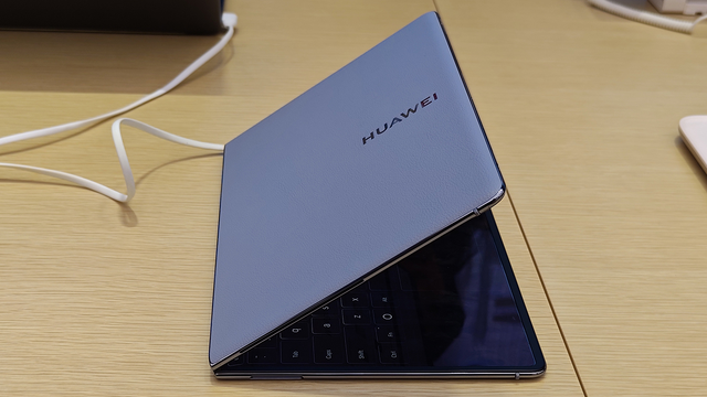 18インチのフォルダブル・ノート「MateBook Fold Ultimate Design」を