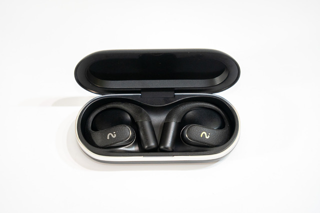 オープンイヤーで周囲の音を聞きながら録音できるAIイヤホン「viaim