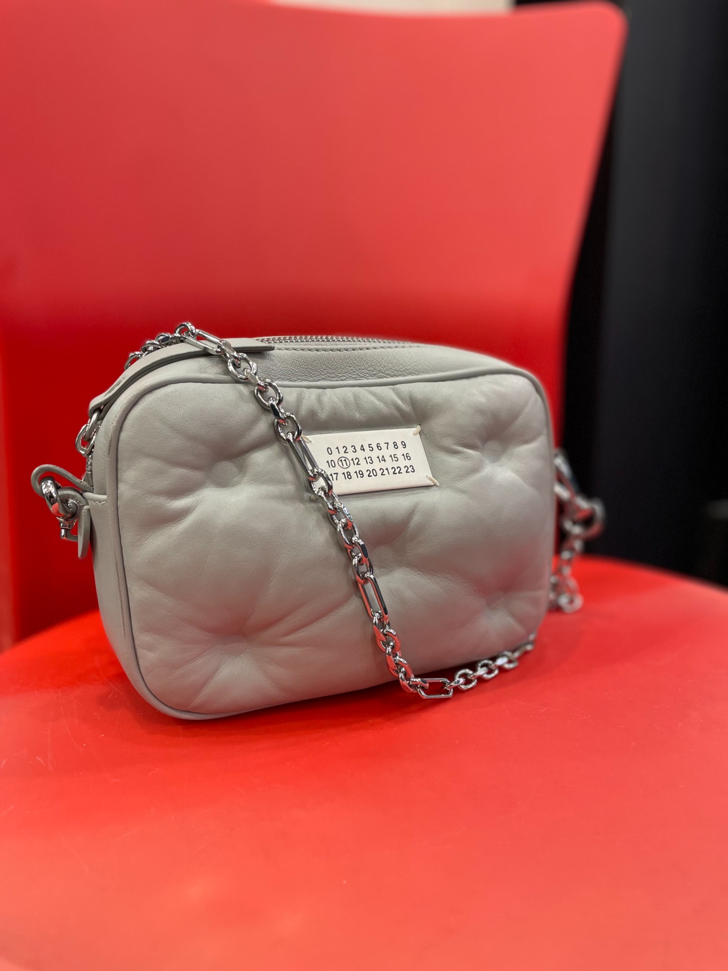 Maison Margiela より Glam Slam マイクロ チェーンショルダーバッグが