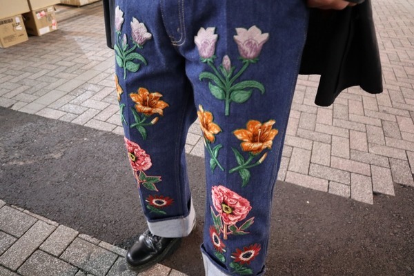 GUCCI／グッチ】から、フラワー刺繍ロールアップバギーデニムパンツが