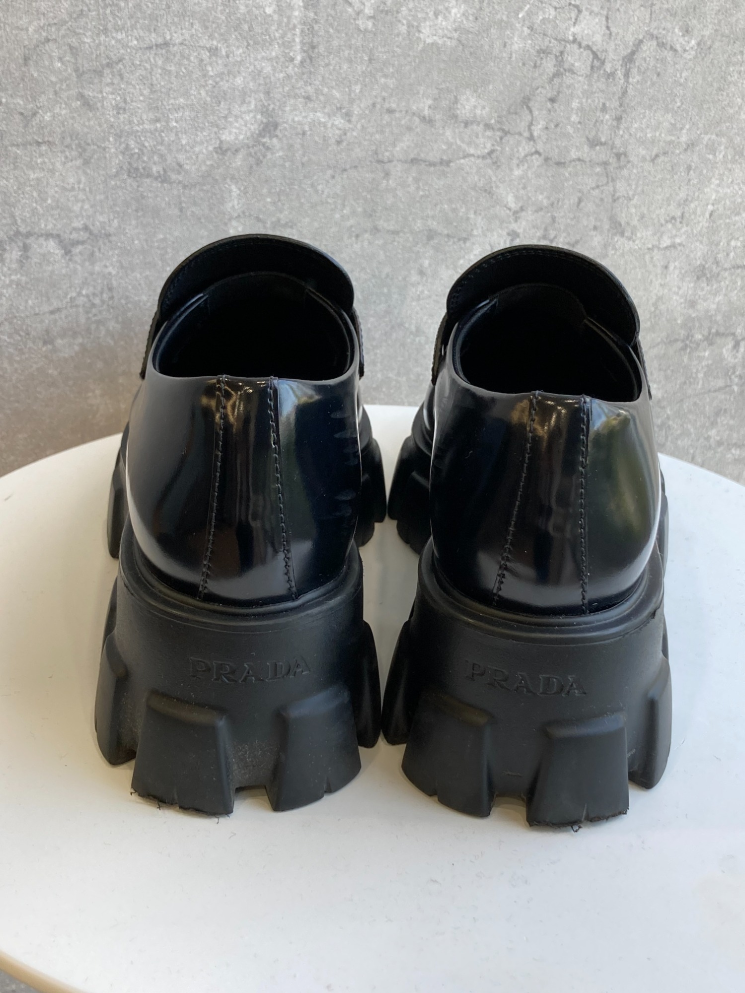 PRADA/プラダ】よりモノリスブラッシュドレザーポインテッドトゥ