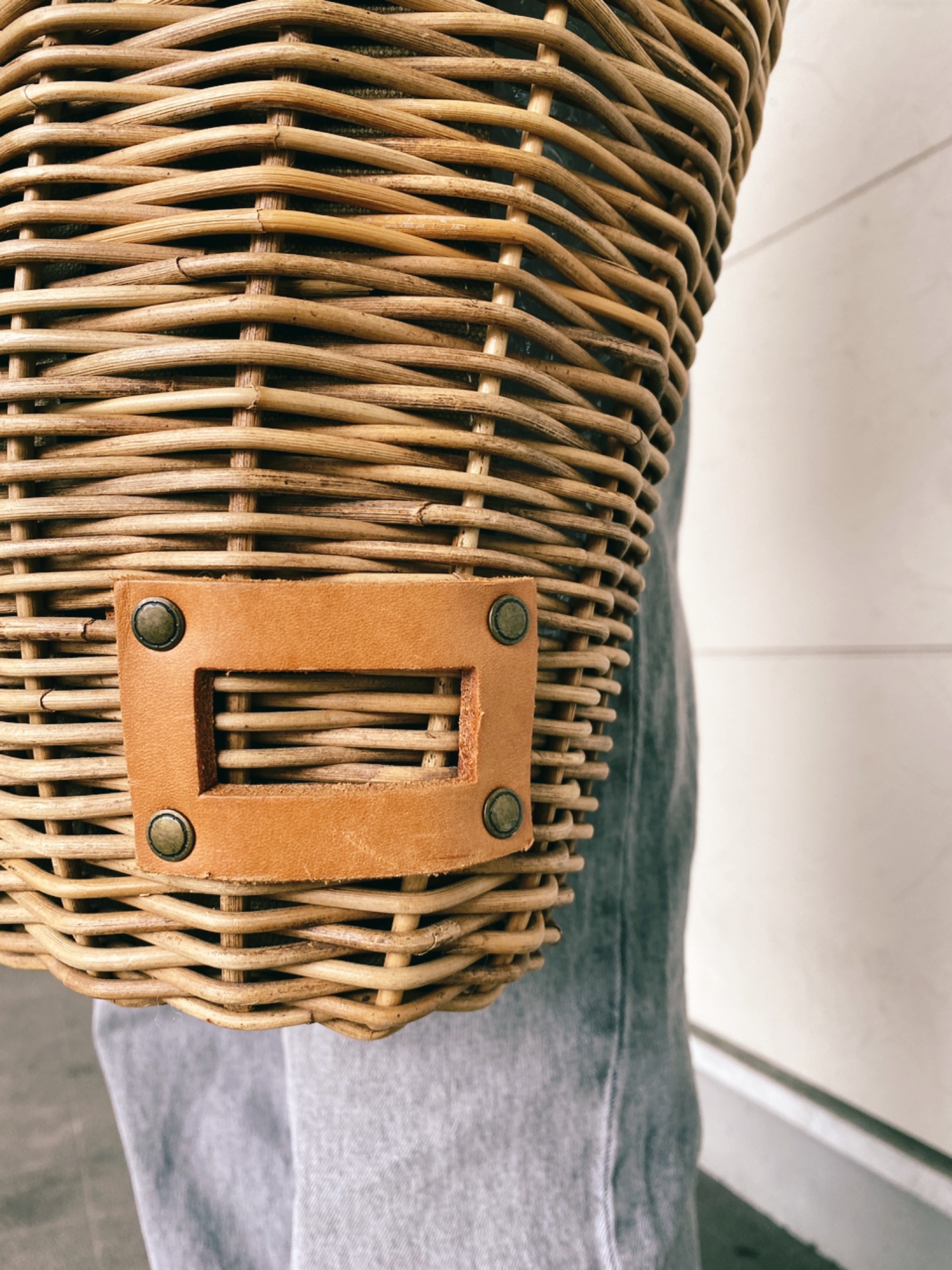 人気ブランド【ebagos / エバゴス】より定番のファー被せ籐編みトート